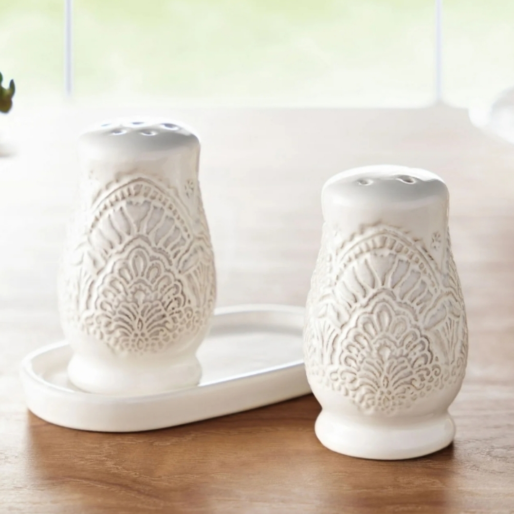 💕 2025 Pioneer Woman Vintage Lace  Cream Salt and Pepper Shaker Set - Picture 5 of 5